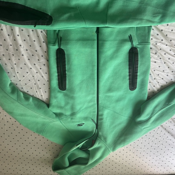 Nike Mens Mint Green Fleece Jogger and sweater set with Black Logo - Picture 3 of 5